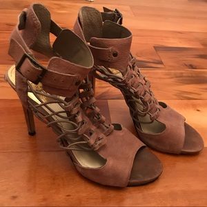 🌸Vince Camuto 🌸Adorable strappy sandals!